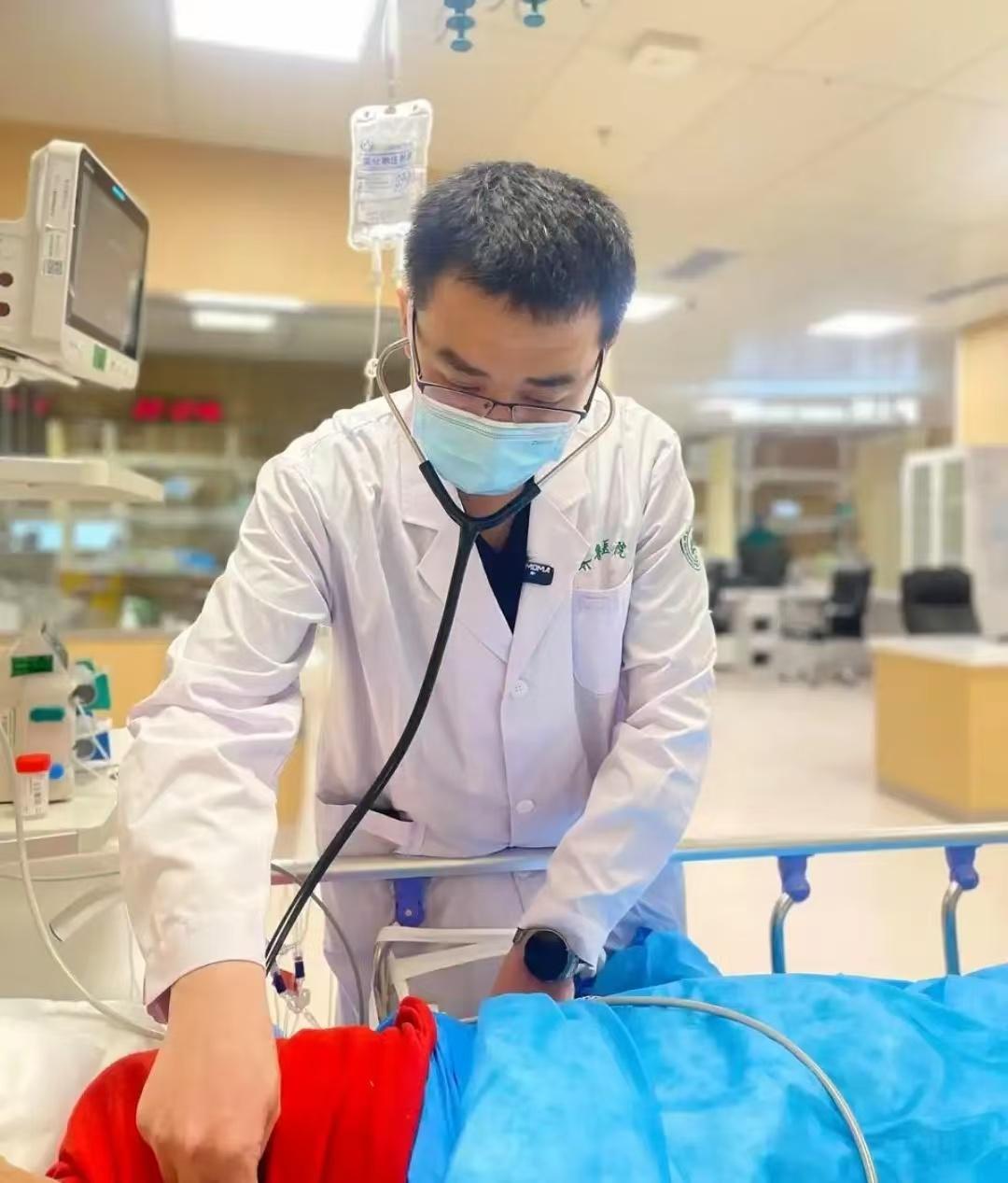 一位医生在查房时跟病人闲聊，很多人说听哭了：“再说一遍，人活着就是为了玩。