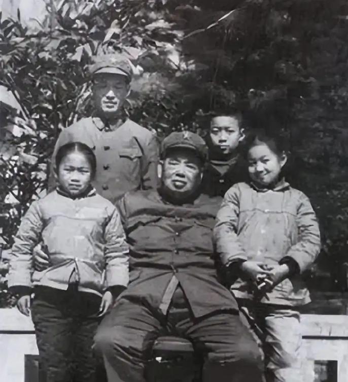 1995年，许世友之子许光带着妻子到北京看女儿，开口第一句话不是叙旧，而是："不