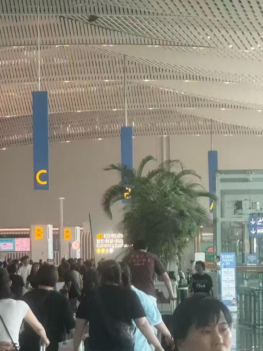 杨瀚森韩国机场被偶遇！小杨正式启程回国备战男篮世预赛，婉拒球迷合影：哥现在不方便