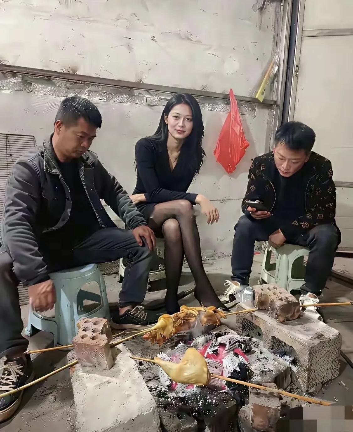 考考你的观察力，她是谁的女朋友？