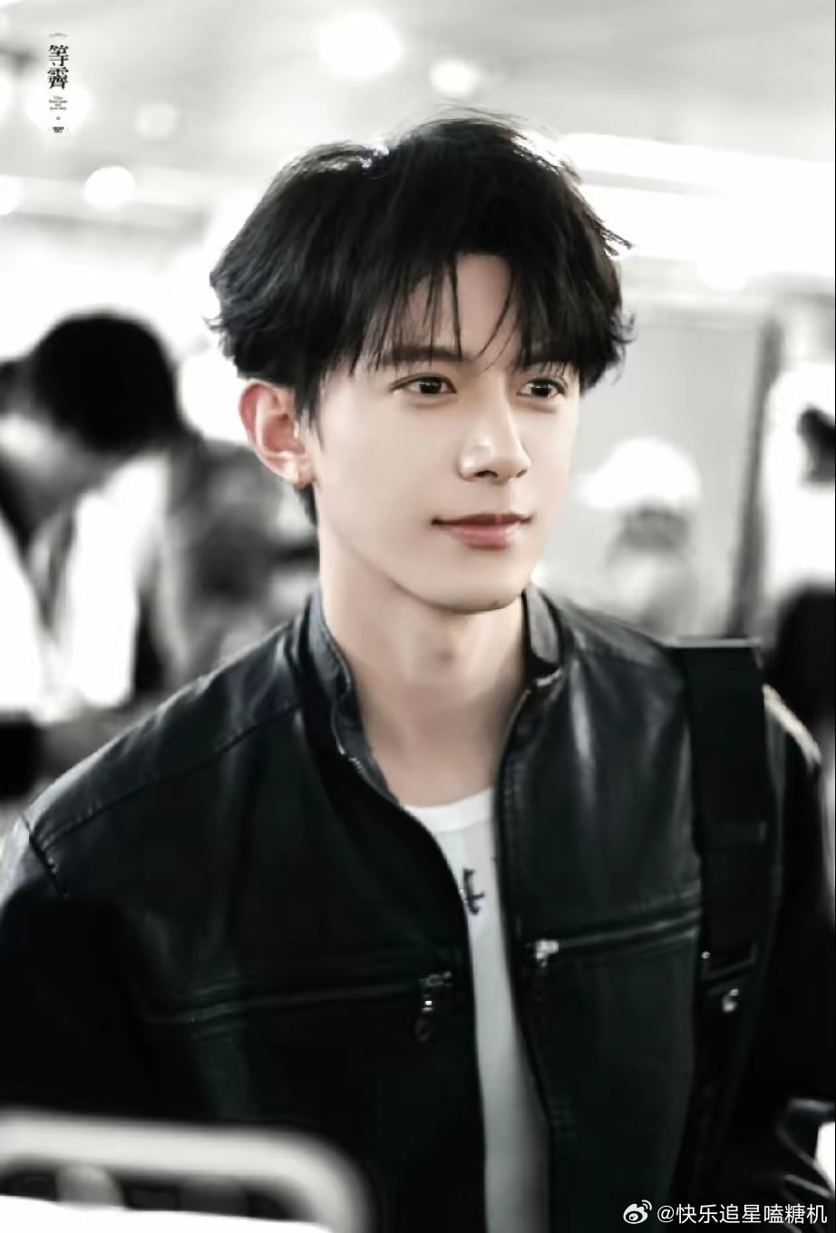 我有个朋友有幸见过邓凯，在路上偶遇的她跟我说了句大实话我们都被电视给骗了，邓凯根