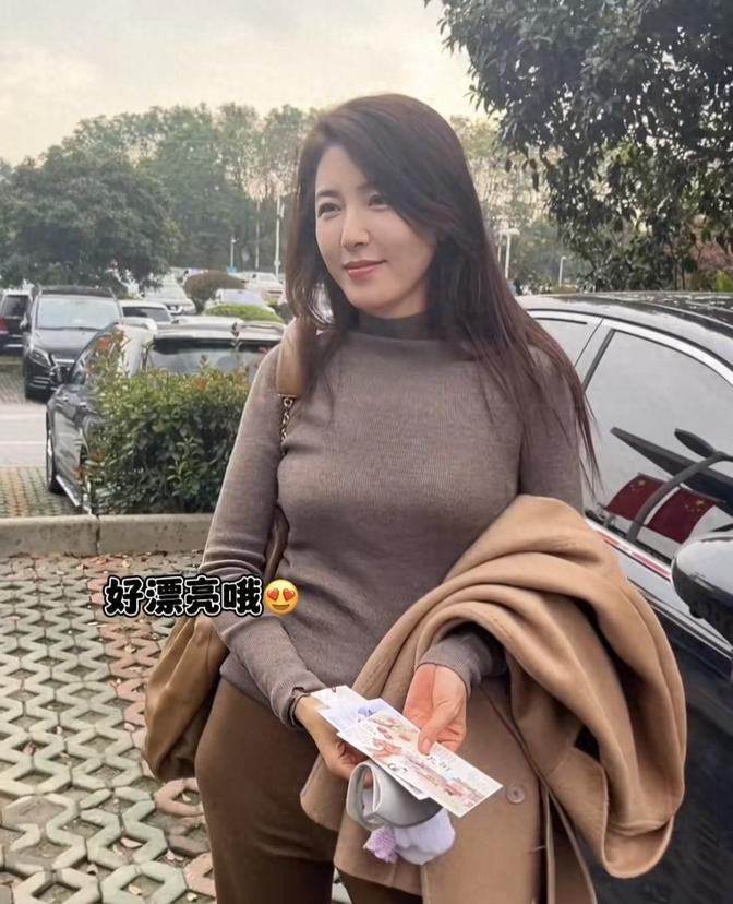 网友替辛柏青提的这两点要求，曾黎是不二人选！第一点，辛柏青最好是找一个比他自己小