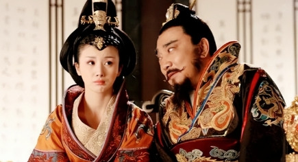 后梁太祖朱温到宰相张全义的家里度夏，竟然把他的妻子和女儿都给糟蹋了遍。张全义的儿