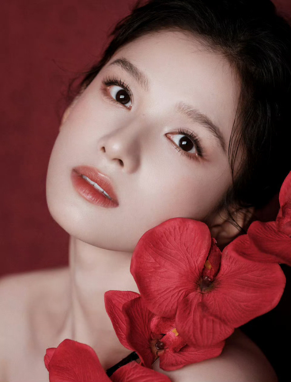 红韵点墨，浓郁优雅，张婧仪