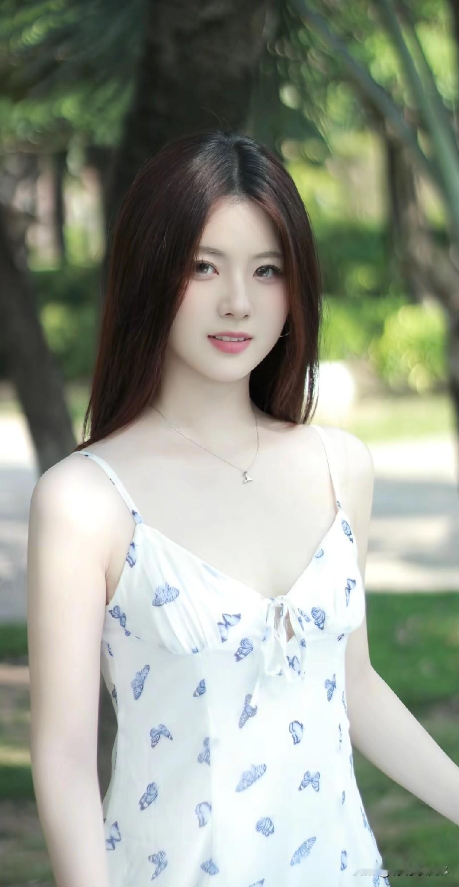 夏日清新少女，绿意盎然背景，甜美笑容绽放