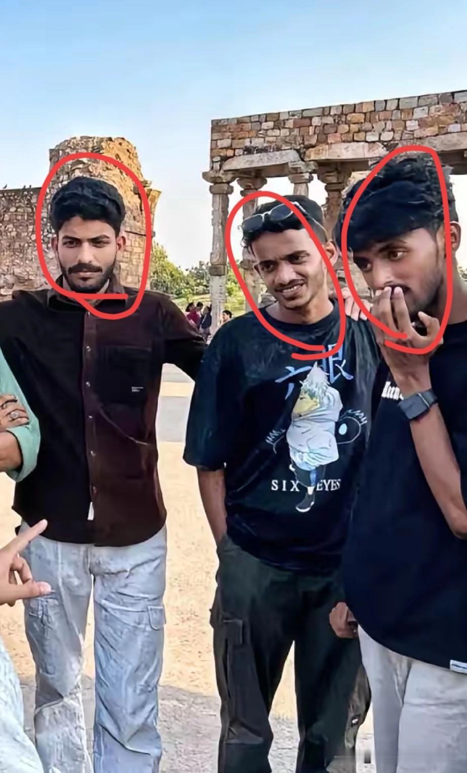 对你微笑，纯属礼貌。起因是印度小哥们要回国了，欢送会的最后他们说想带全家来东方