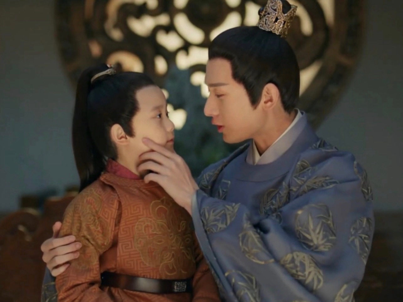 成毅能不能搂着我这个300+月的宝宝，捏捏我脸！