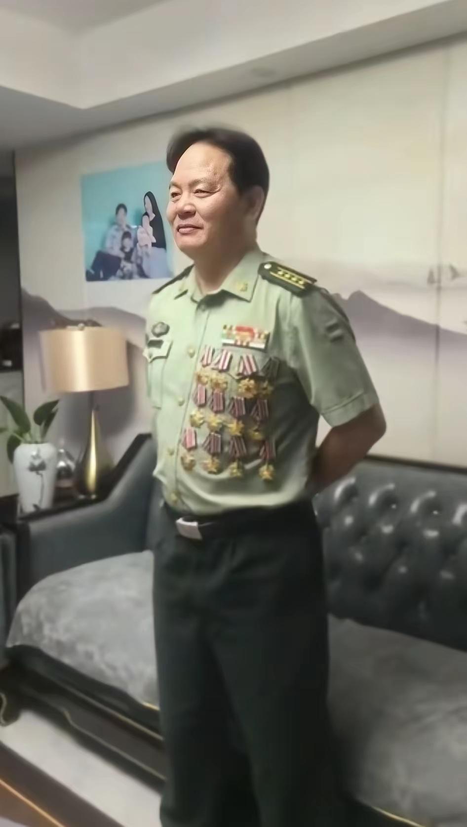 他叫郭新桥，浙江诸暨人，大校军衔，教授，是八一解放军八一运动队传奇运动员，著名的