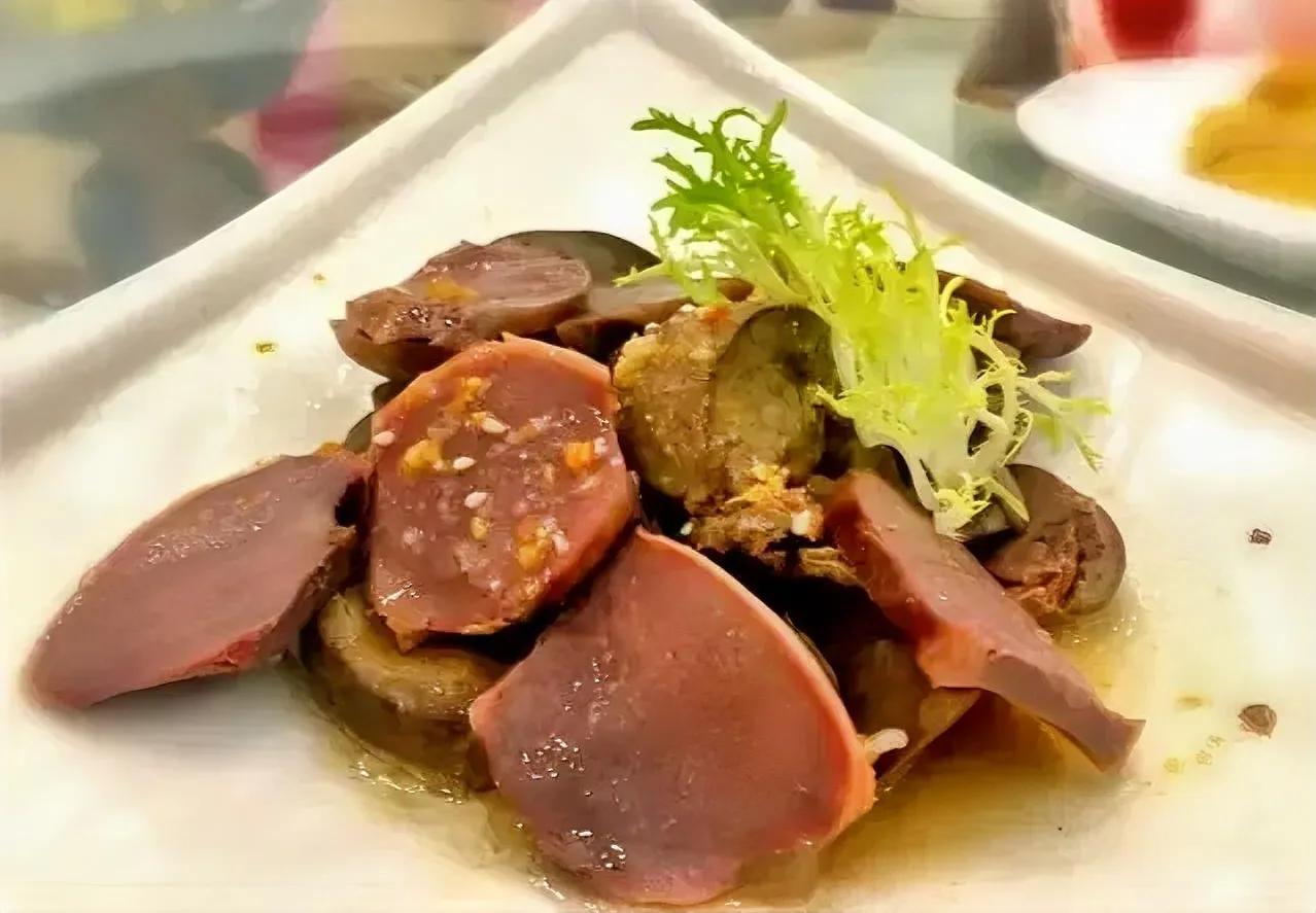 一定要坚持交社保，就算每个月只交几百块，也千万别断交。也许你觉得现在交有