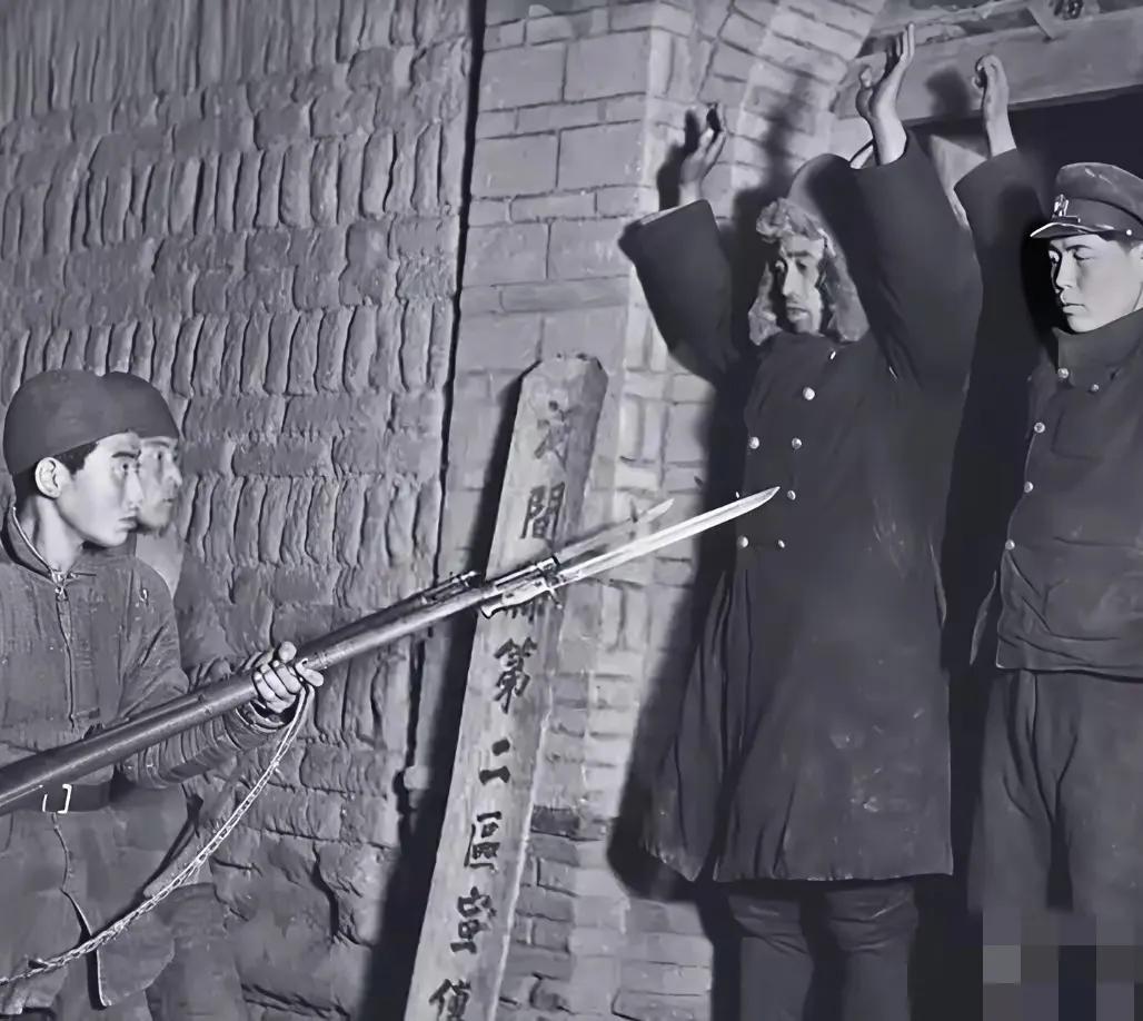 这是当年我抗日游击队俘虏日军的真实影像。这张照片，是当时随游击队行动的记者冒着生