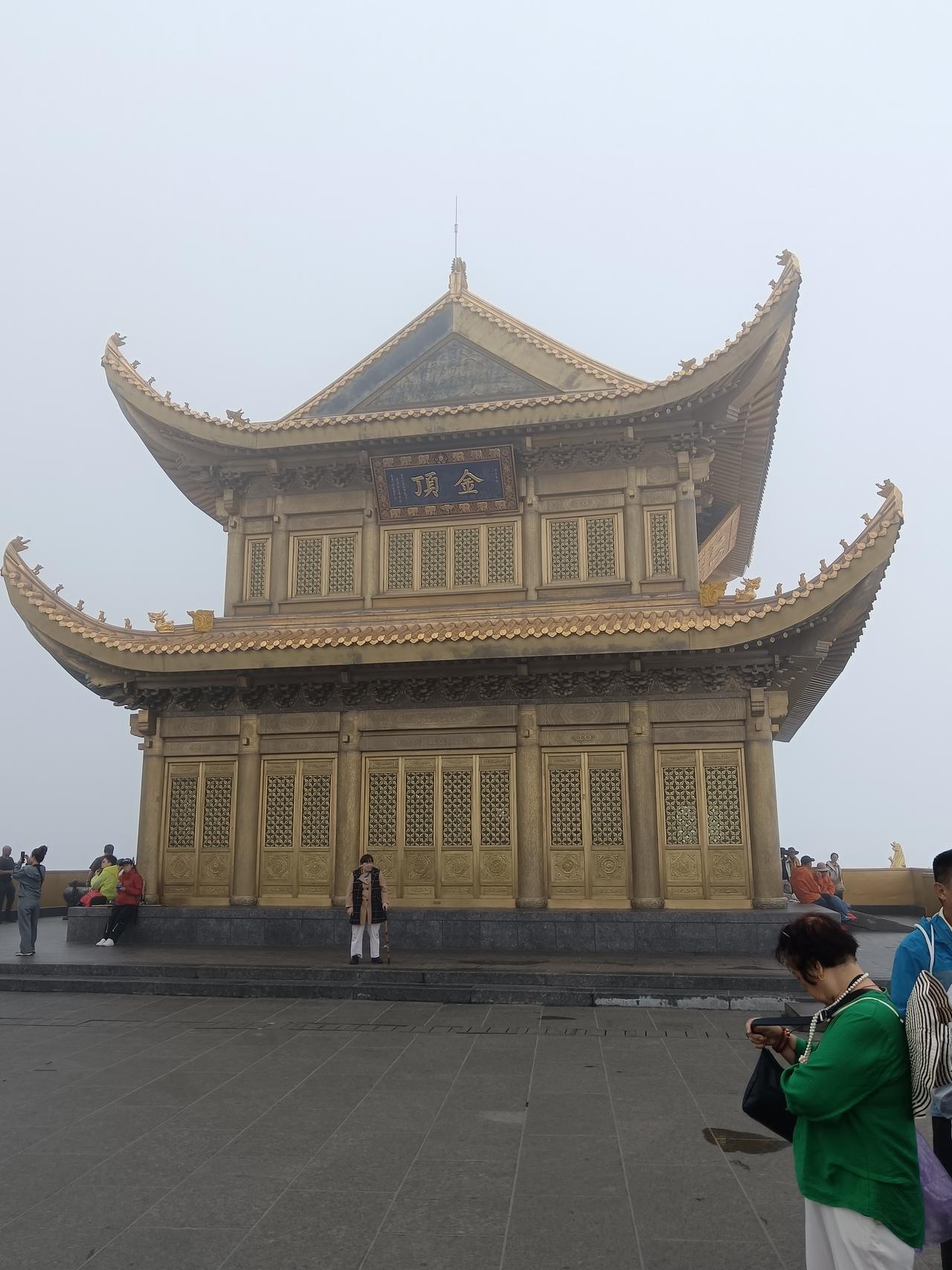 人千里迢迢去一个地方旅游，就是有那么一个念想，去九寨沟就是希望亲眼看一看那一汪水