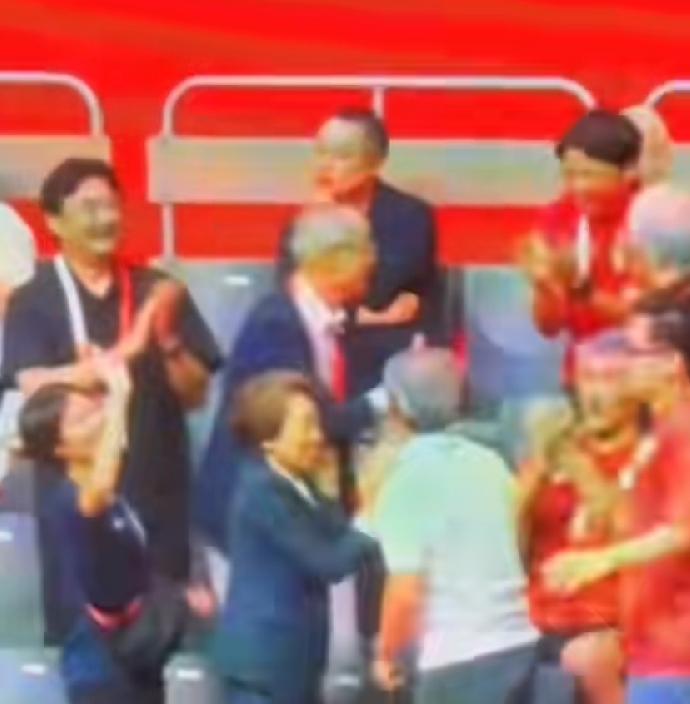 刘国梁心里很不是滋味！国乒男团惨败，观众席上日本一帮体育官员，兴奋击掌庆祝，就在