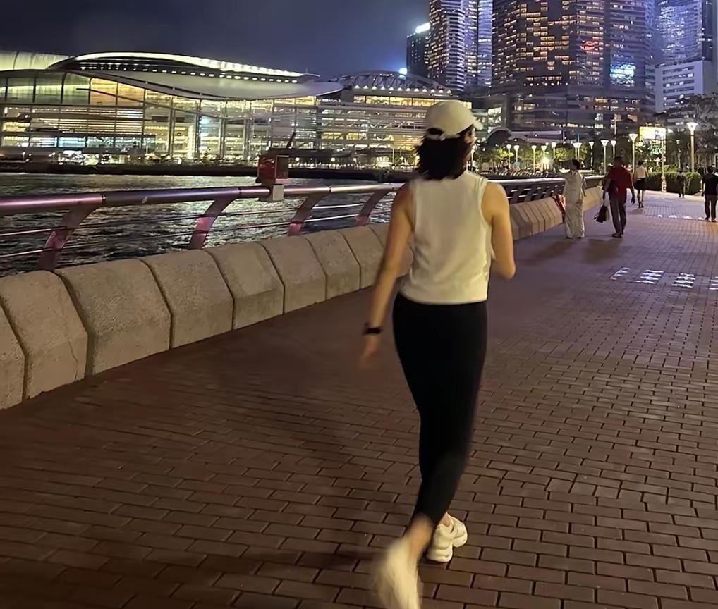 黎姿夜跑照刷屏！52岁状态绝了，香港人爱运动果然藏着长寿密码！[比