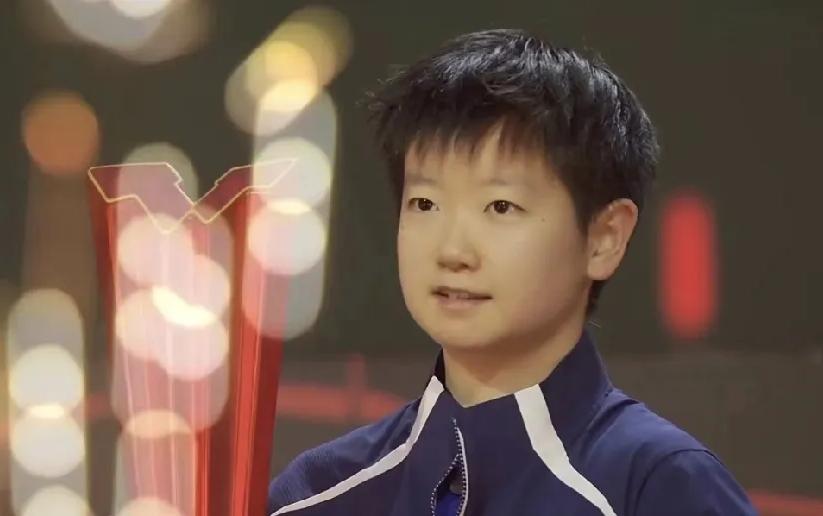 我也把莎莎这个镜头截图下来了，她不只是好看，眼神里满是坚定，一身正气，有种过尽千