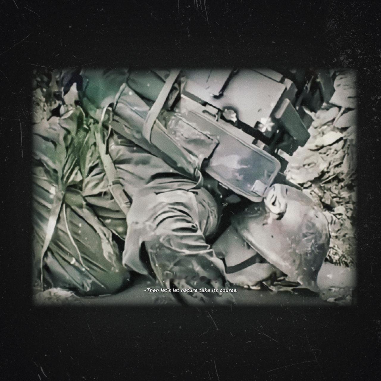 这是对越自卫反击战中，一名战地记者拍下的一张真实的照片，一名战士身负沉重的装备，