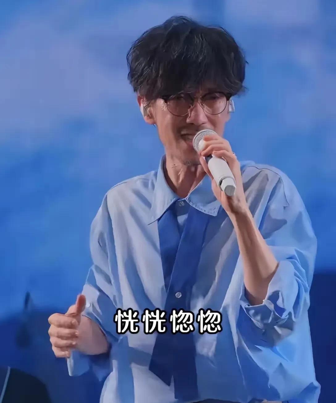周传雄瘦成这个样子，一看就不健康。这么瘦，哪有力气唱歌呀，起码中气不足，高音唱