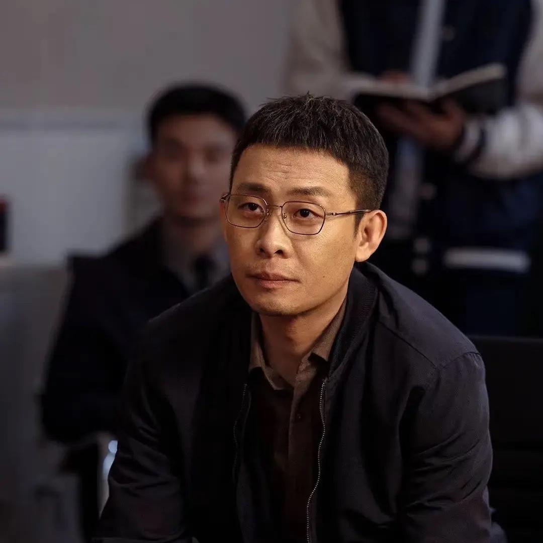 张译可能做梦也没有想到观众现在不挑他的长相不挑他的身高，而居然开始挑剔起他的