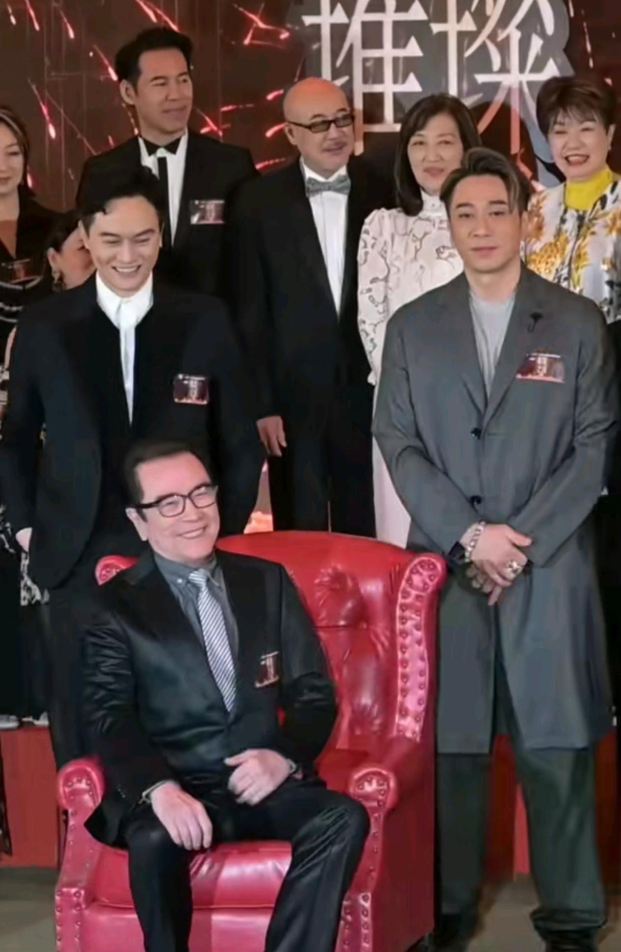 张智霖笑起来也太帅了吧，他都不老的么？永远都是小伙子的模样！2026年10