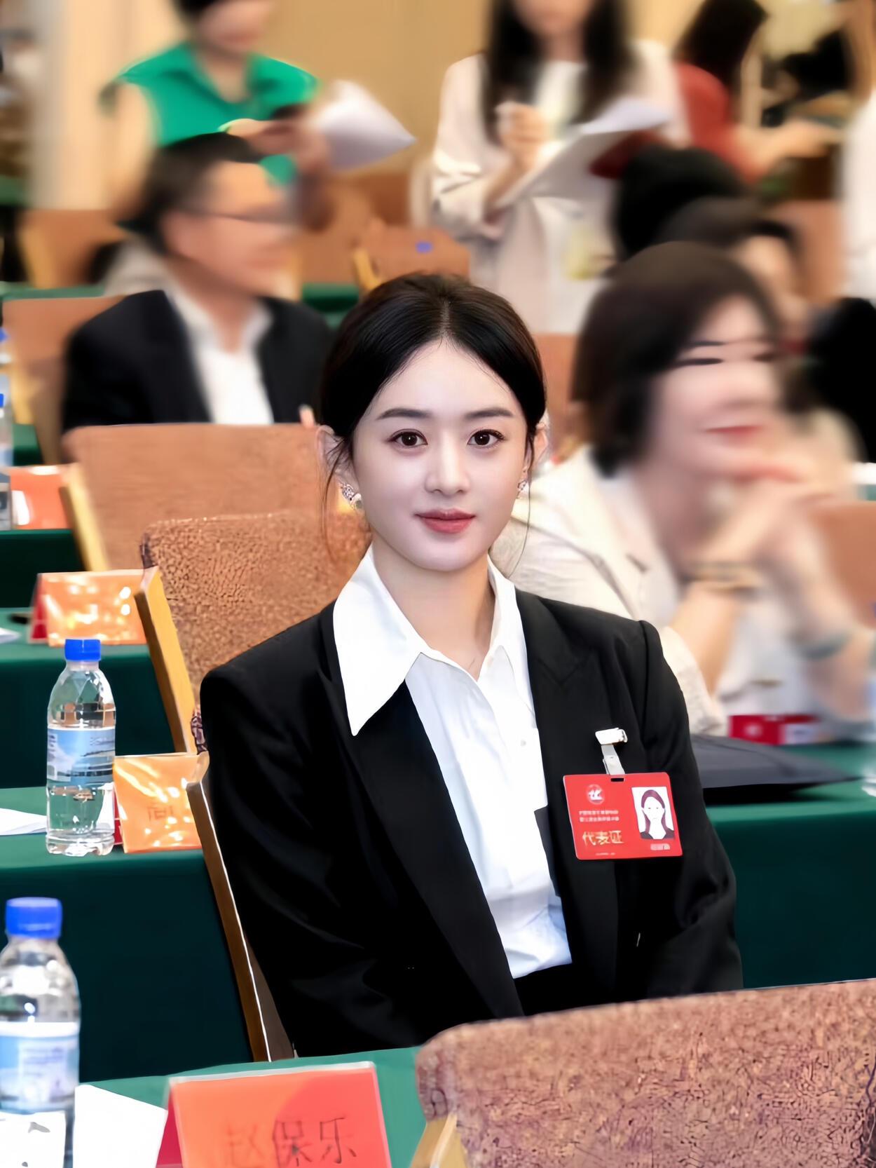 赵丽颖这气质了的，太想进步了，超级棒的演员，前面发展，一身西装白衬衣，最美！参