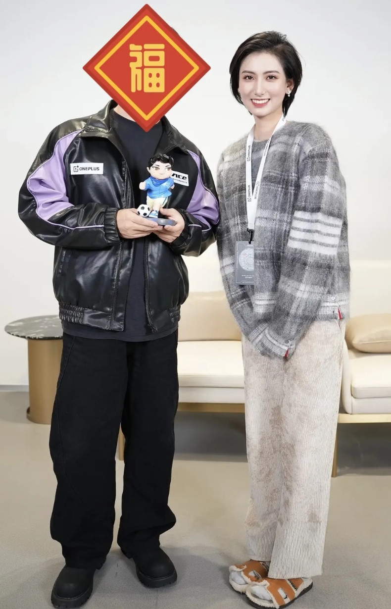 离职前，OPPO产品经理莫妮卡与客户网友的同框合影照。莫妮卡不仅漂亮清爽，还亲切