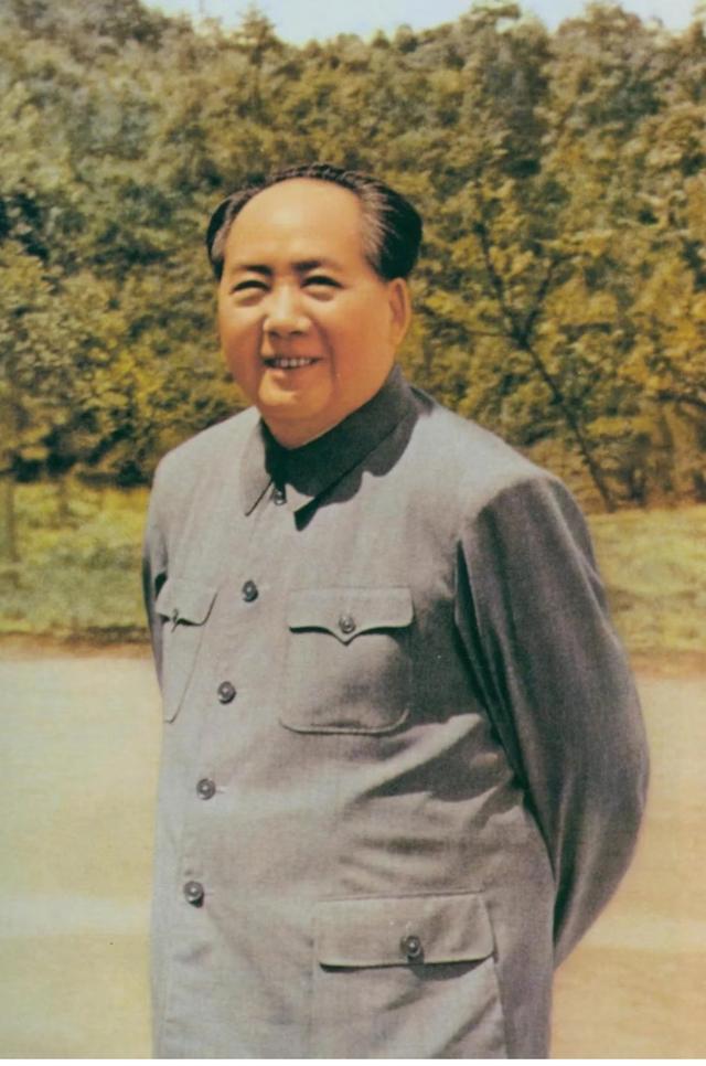 这几天我重读《毛泽东选集》，读到1956年那篇《论十大关系》，手一停，后背直发凉