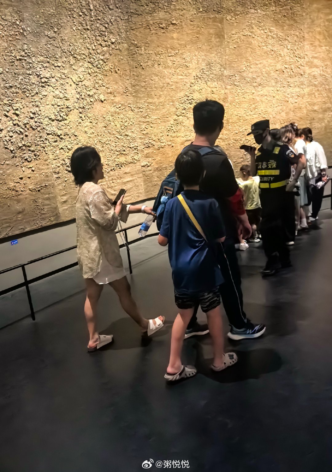 查了一下数据。中国成年男性平均身高约171～172cm。18～24岁年轻男性会高