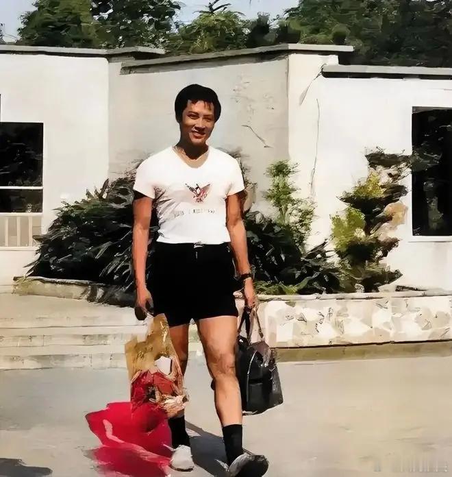 1978年,那个时候唐僧的扮演者迟重瑞身体健壮,非常帅气!岁月不饶人啊~