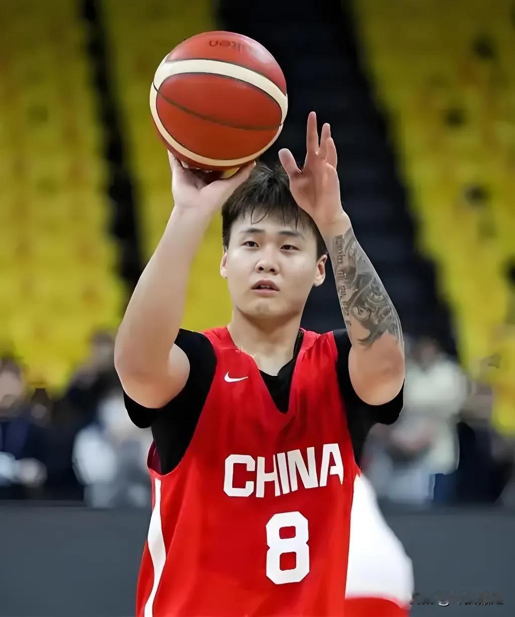 中国男篮今天首发：胡明轩、赵睿、王俊杰、胡金秋、朱俊龙。这是目前这支中国男篮的最