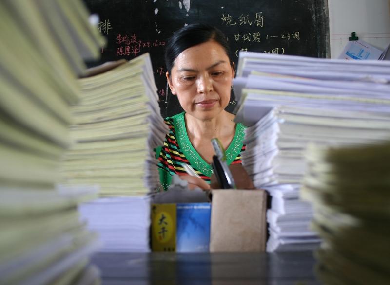 老教师最后悔的就是当初评到小学高级教师之后放弃了努力，直接躺平。因为10年前小学