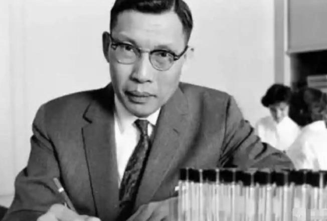 1950年，北大一位教授悄悄把家里米缸加满了米，装出一副还要回来的样子。然后留下