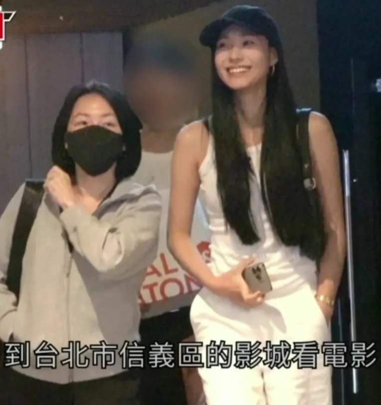 小S的女儿恢复得很好，笑得很开心，大S生前最疼她了，人死如灯灭，悲伤终会过去，哪