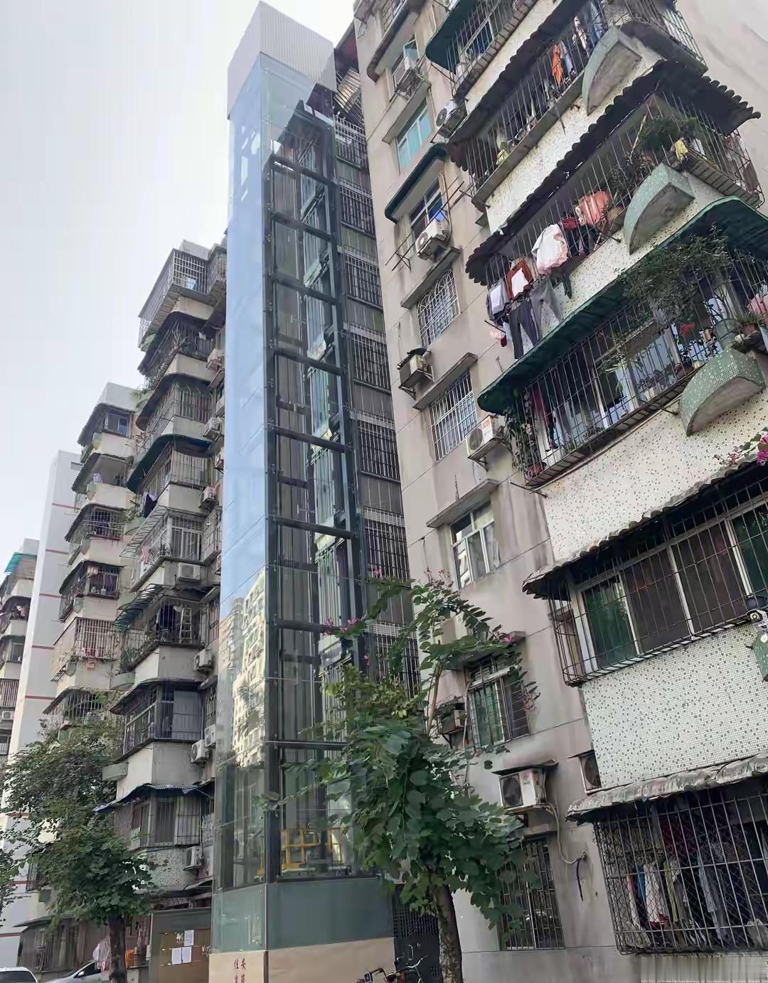 难道没有人觉得，给老破小加装电梯的思路，是治标不治本吗？老旧小区的病根，根