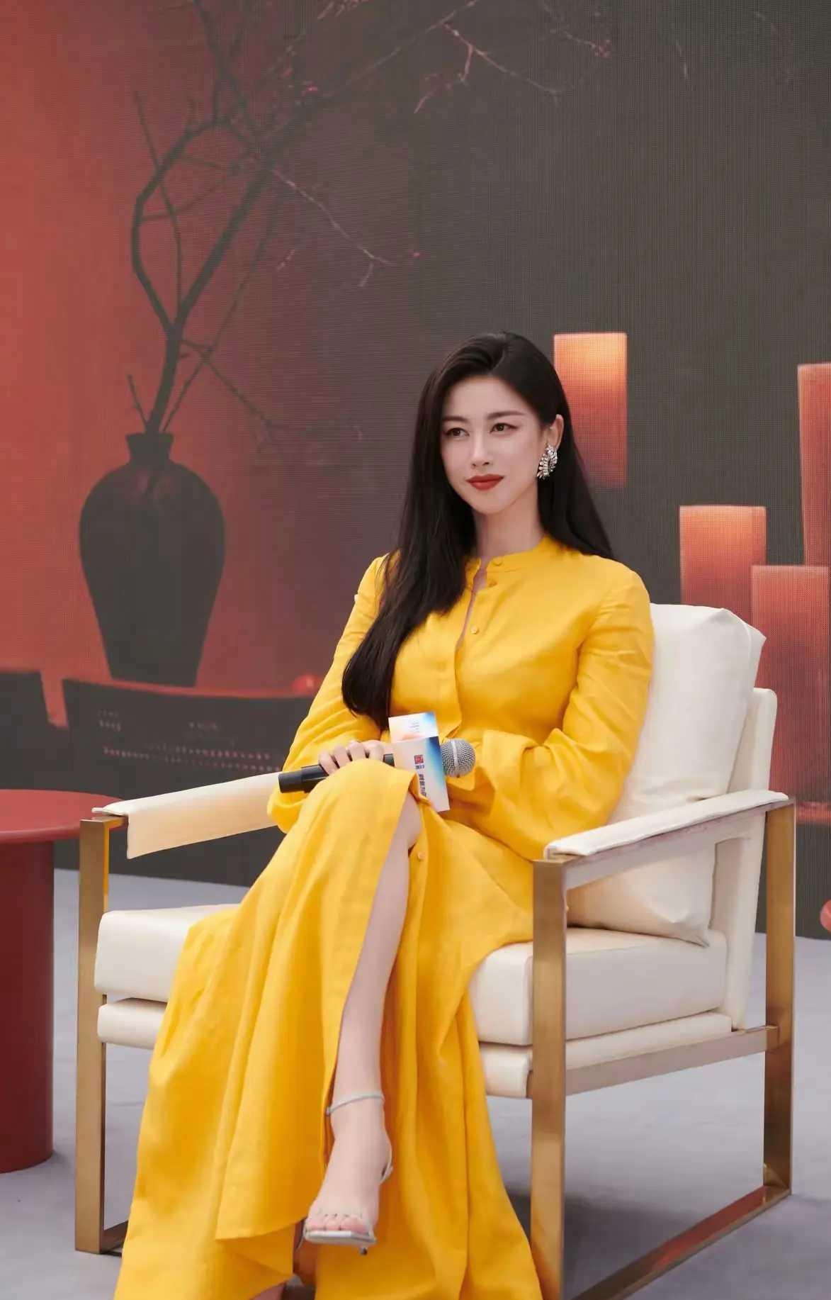 这个穿黄裙子的美人，肤白貌美大长腿，气质优雅，风华绝代，大家知道她是谁吗？[赞]