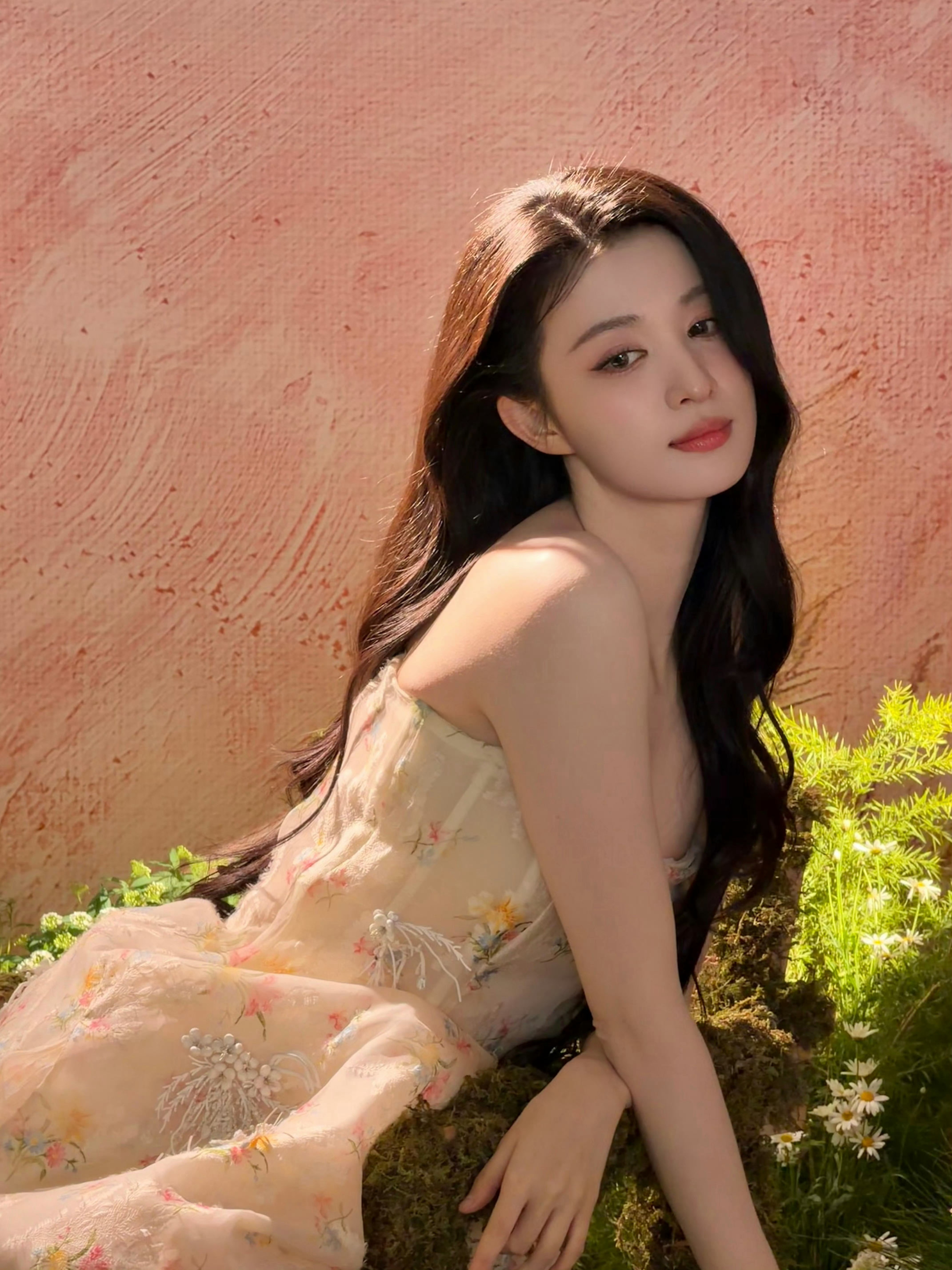 王楚然xDior今日出席迪奥苏州活动的品牌大使王楚然，身穿花卉抹胸连身裙与百