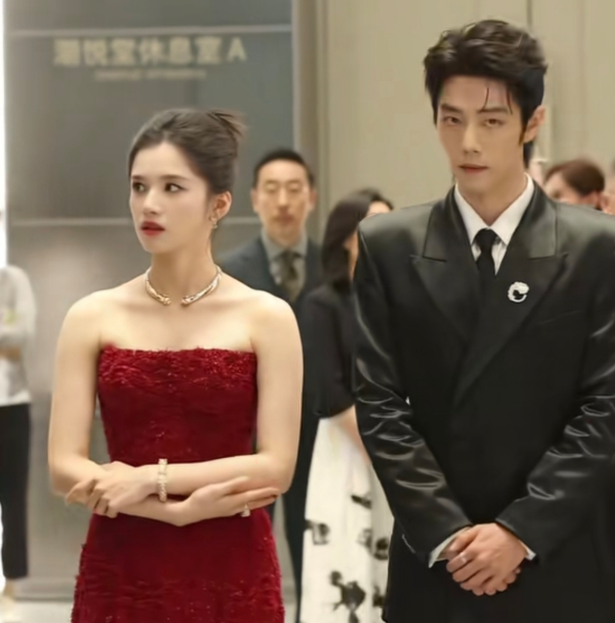 我觉得今天白玉兰红毯上，肖战和张婧仪听导演说话偷笑的热搜，实在有点过度放大了！《