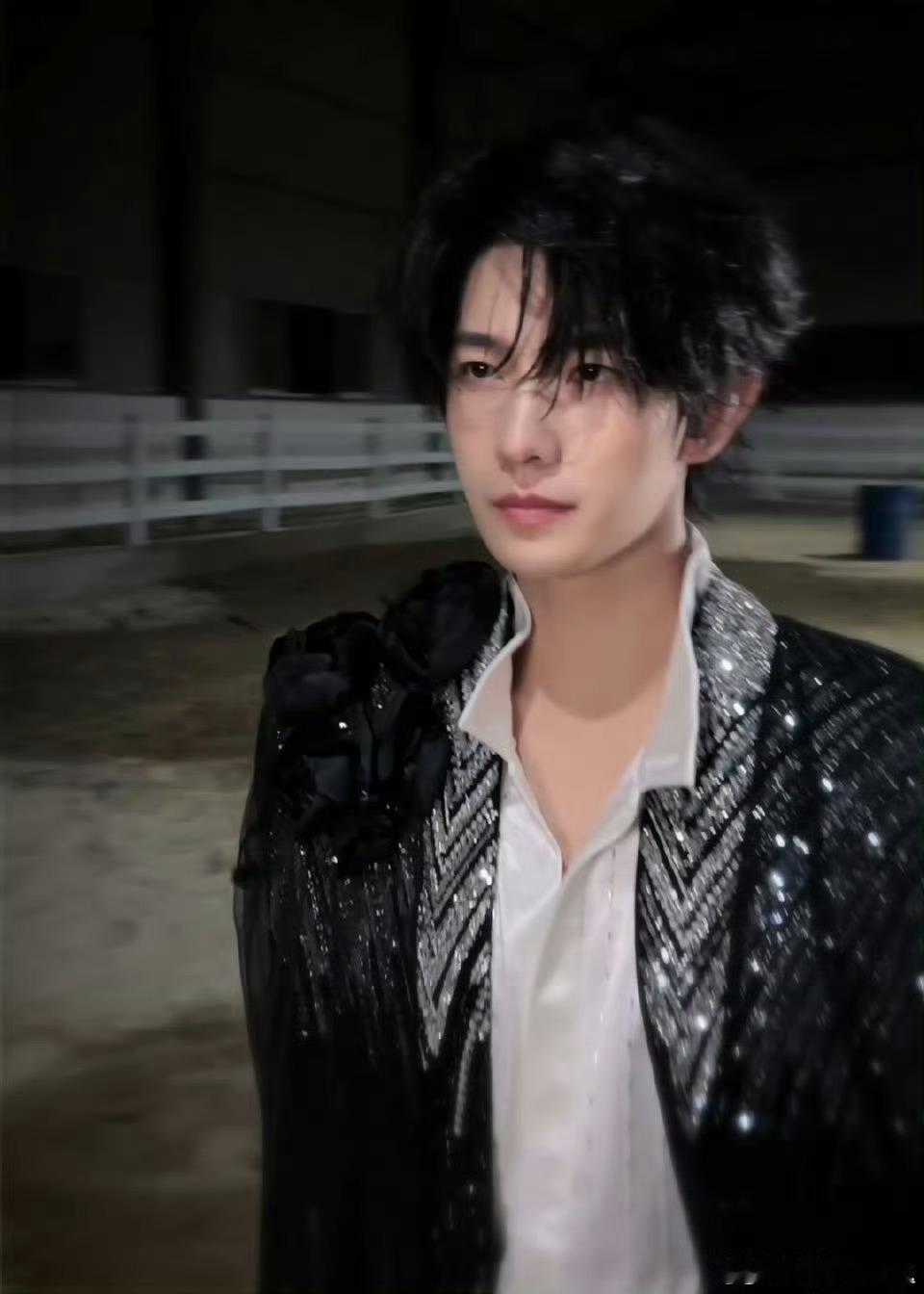 杨洋执剑黑马王子身形端正又有侠气，优雅又有气场，镜头里特别有故事感。杨洋像从童话