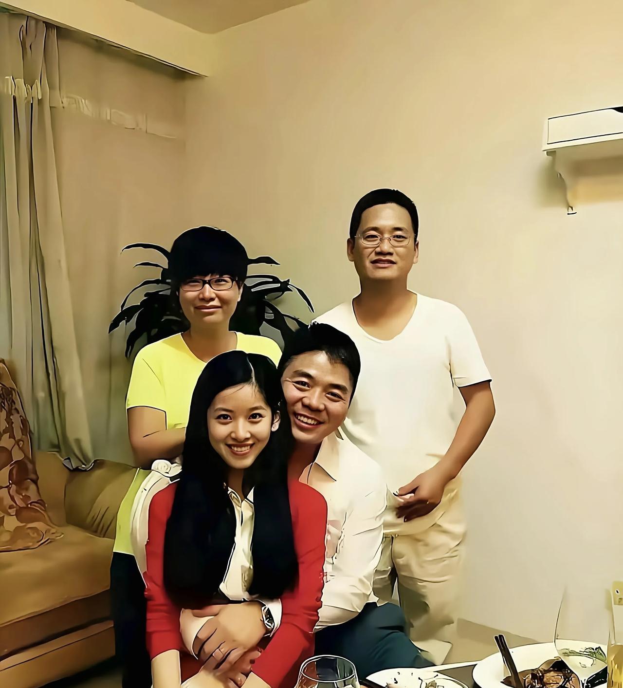 刘强东对“奶茶妹妹”章泽天绝对“生理性喜欢”，和发小朋友聚餐，刘强东竟然当众把她