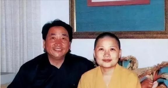 2000年，姜昆在国外偶遇已经出家的李娜，出于好奇，姜昆问她：“你到底为什么出家