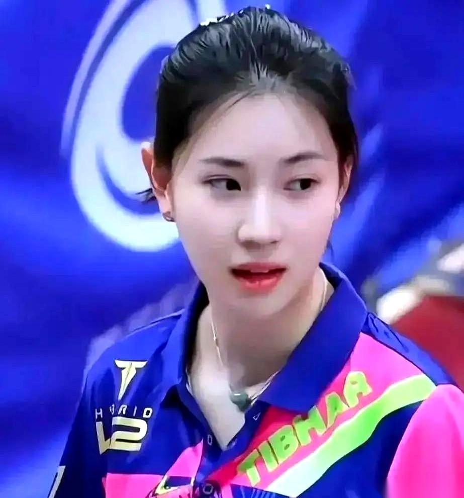 那法国小伙子，直接飞去波多黎各，在他女朋友姐姐的婚礼上，笑得跟朵花儿似的。拎包