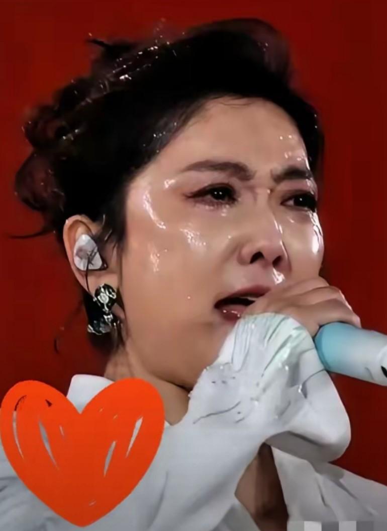 玲花看到曾毅扔伞后，嘴里嘟囔了的一句话是“烦人”，确实烦人！扔掉伞点燃歌迷热情