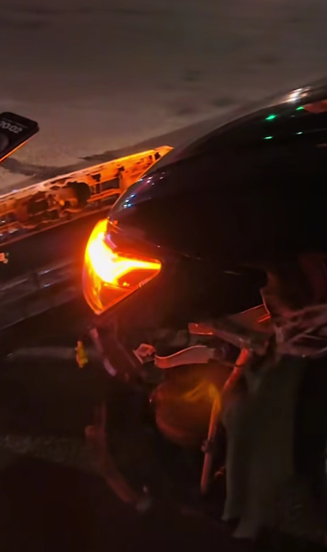 奥迪这哪儿是两个灯，这分明是一边挂了一辆比亚迪秦[捂脸哭]​​​