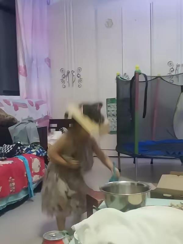 安徽一女子被丈夫踹了一脚，婆婆在旁边拍手叫好：“就该治治她这臭毛病！”女子没哭没