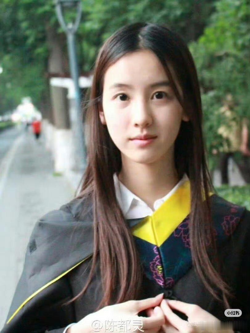 路人镜头下的陈都灵简直是白月光仙子​​​