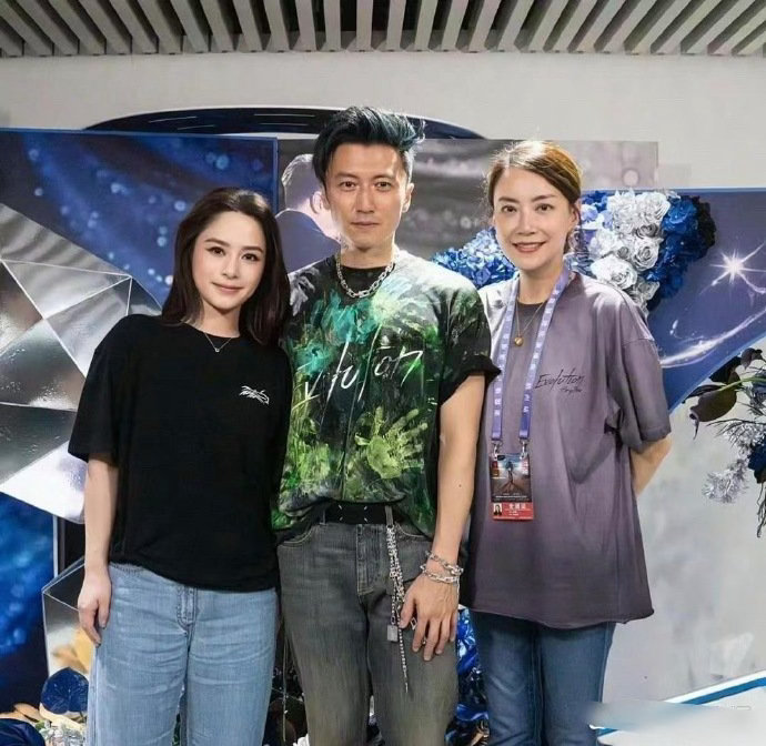感觉谢霆锋有点紧张了。
