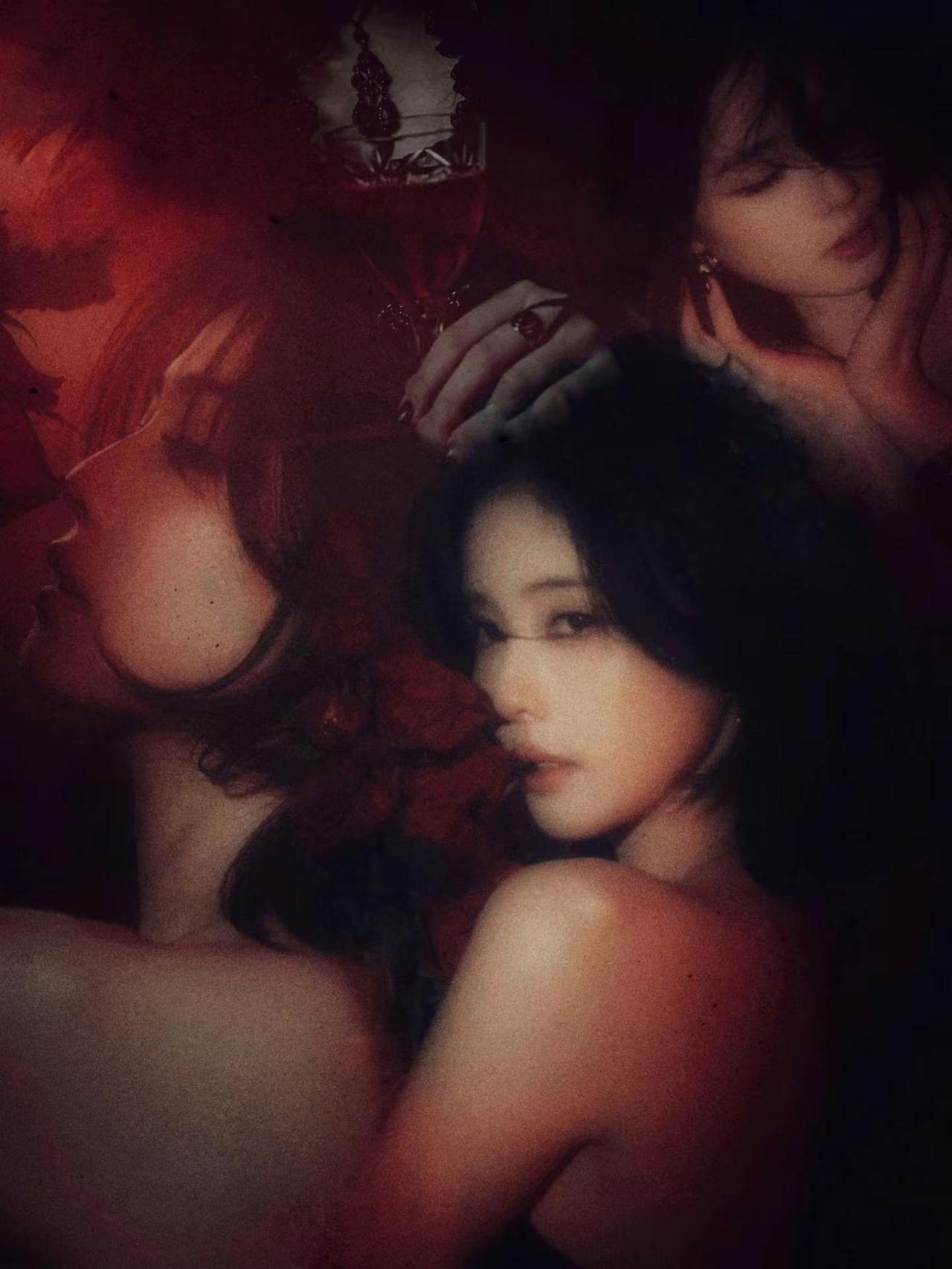 玫瑰溺于夜色，人困于旧梦白鹿开到荼蘼