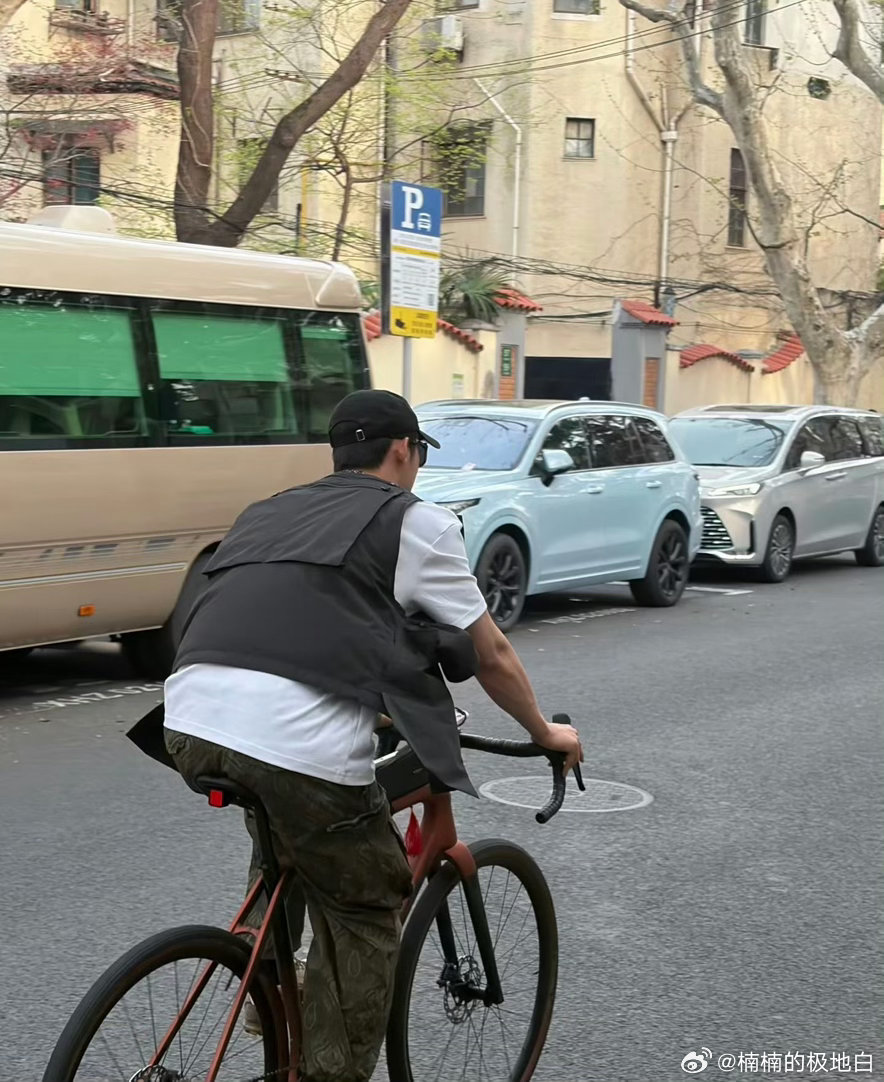 网友上海偶遇黄景瑜骑车黄景瑜上海街头骑车喝咖啡被拍！马甲+棒球帽造型慵懒风十足