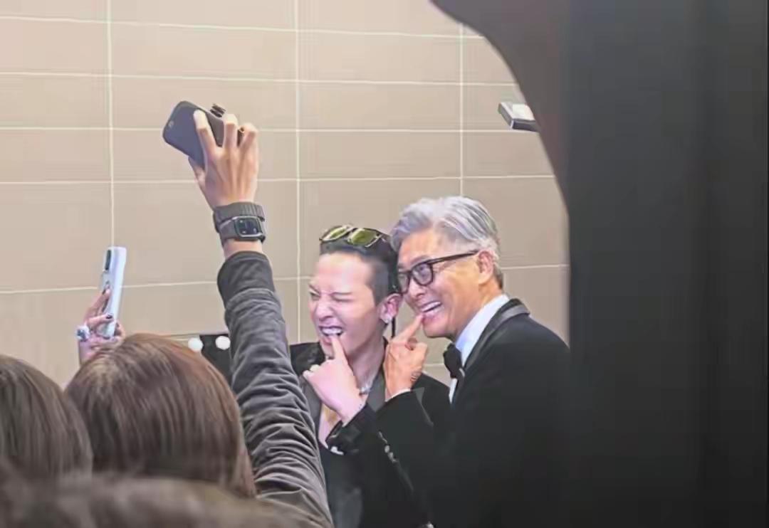 周润发是真让人看不懂。MAMA颁奖的时间，刚好是香港火灾发生的特殊时期，本来