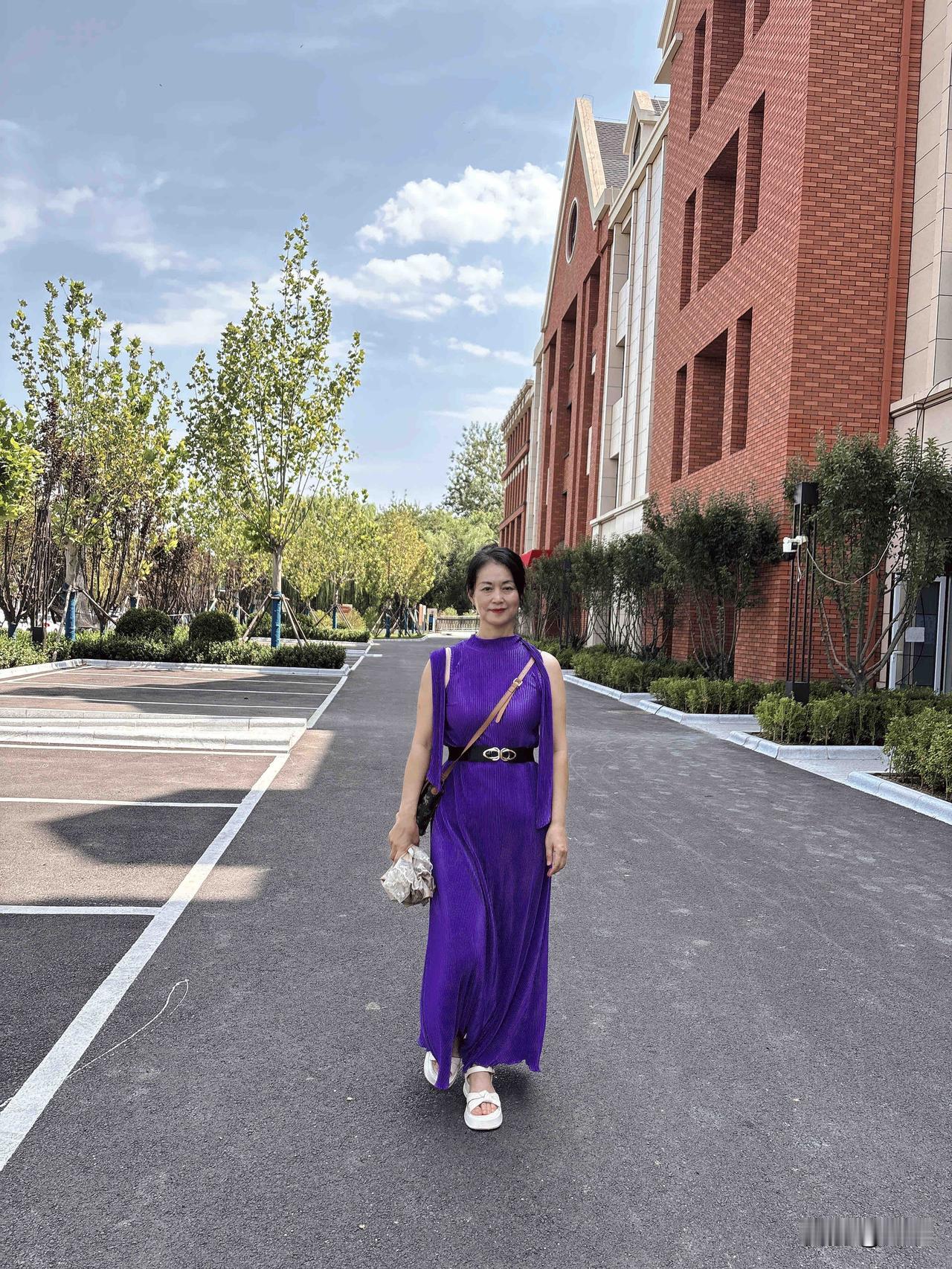 我的房子挂了两年了，虽然卖不出去，我一点也不着急，中介多次让我降价，低价能卖出去