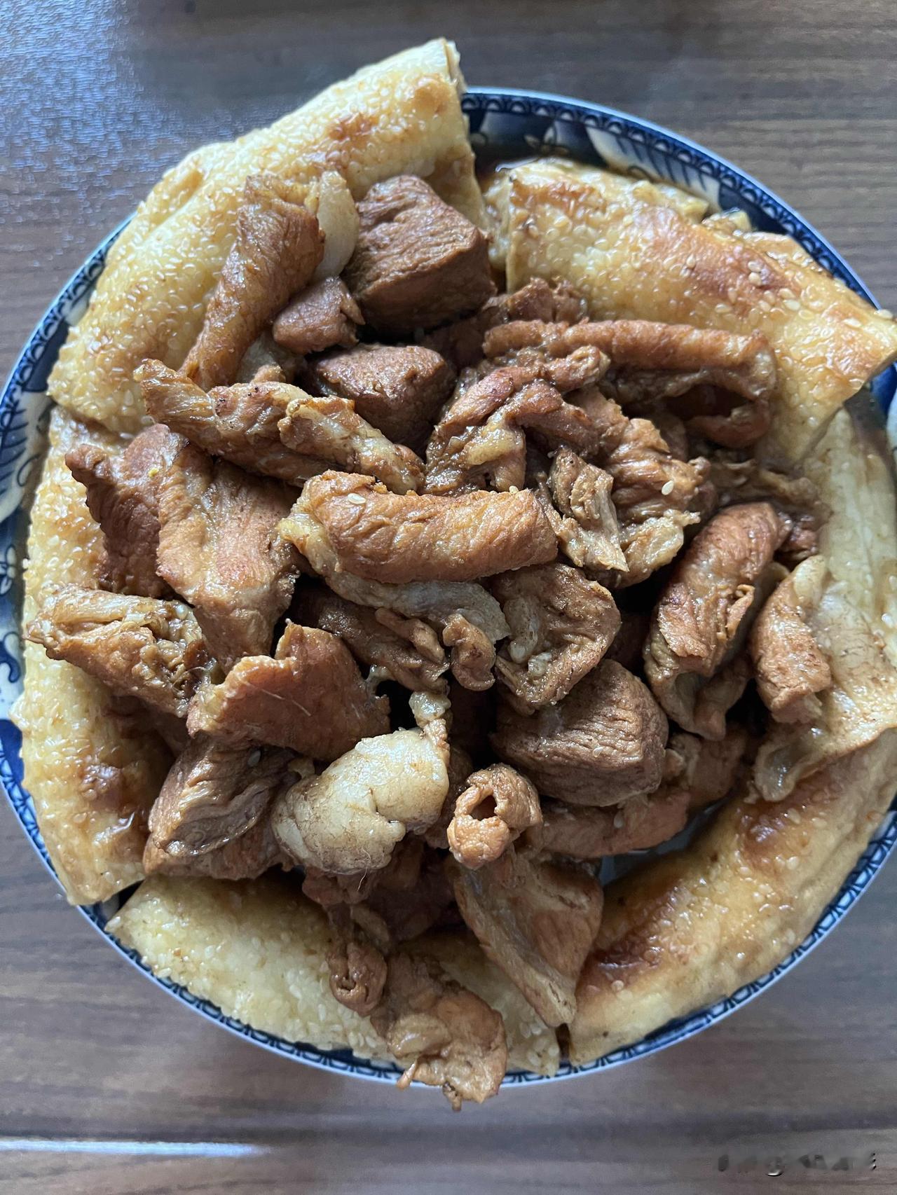 好友们晚上好！周五快乐，晚餐香香！今天的晚餐：馕包肉炖土豆蒸红薯玉米果