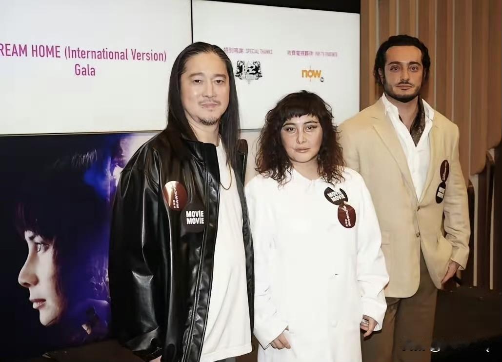 我不认识何超仪的老公，差点以为她身边的老外才是她老公。这也不能怪我，老外比旁边的